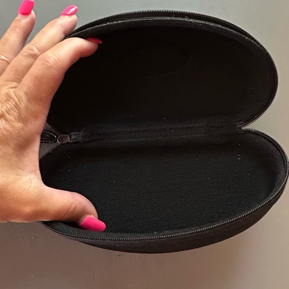 Oakley Black Hard Shell Case - Picture 3 of 3